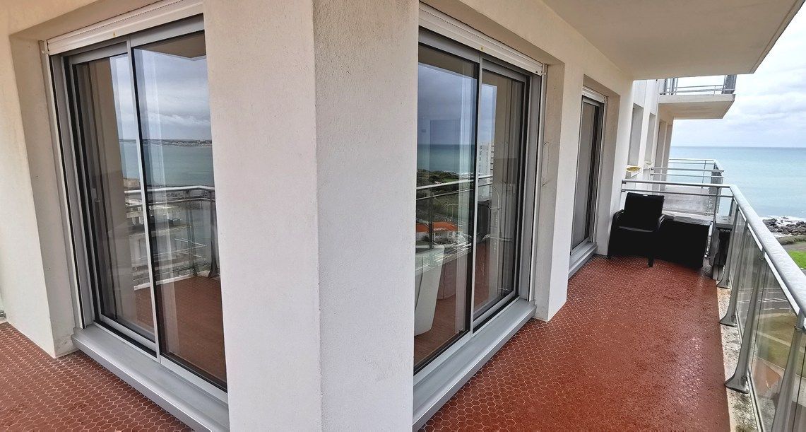 Baies vitrées coulissantes avec volets intégrés en aluminium posé par Olonne Fermetures à olonne sur mer aux Sables D'Olonne en vendée 