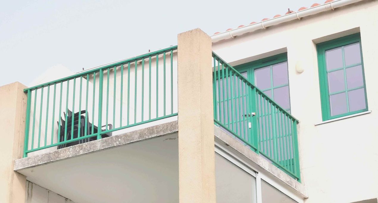 Garde de corps en aluminium posé par Olonne Fermetures à olonne sur mer aux Sables D'Olonne en vendée 
