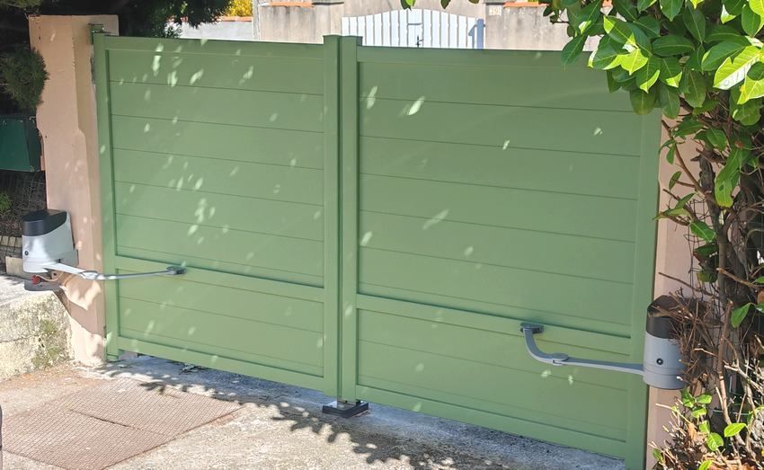 Portail battant aluminium motorisé Olonne fermetures au les sables d'olonne