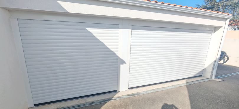 installation de menuiserie par Olonne Fermetures avec une double portes de garage enroulables en aluminuim instalée au Sable d'Olonne dans le pays olonnais en vendée