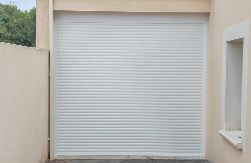 porte de garage enroulable en aluminium olonne fermetures les sables d-olonne
