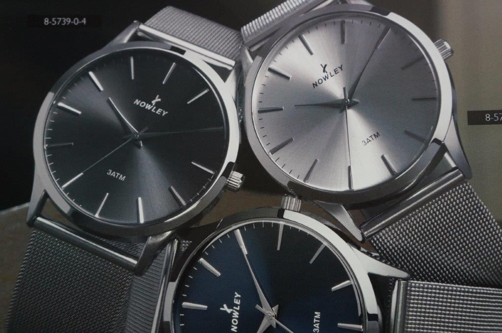 Una fila de relojes con uno que dice 'joya' en él