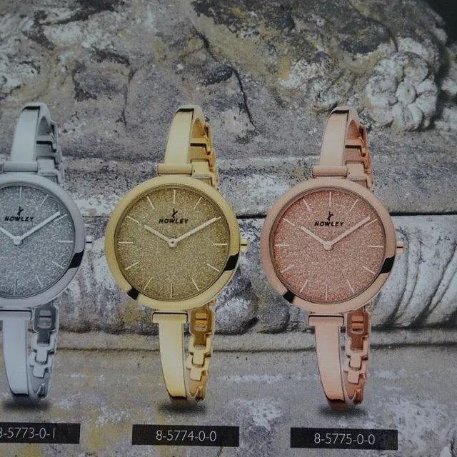 Una fila de relojes Kobley están alineados en una fila.