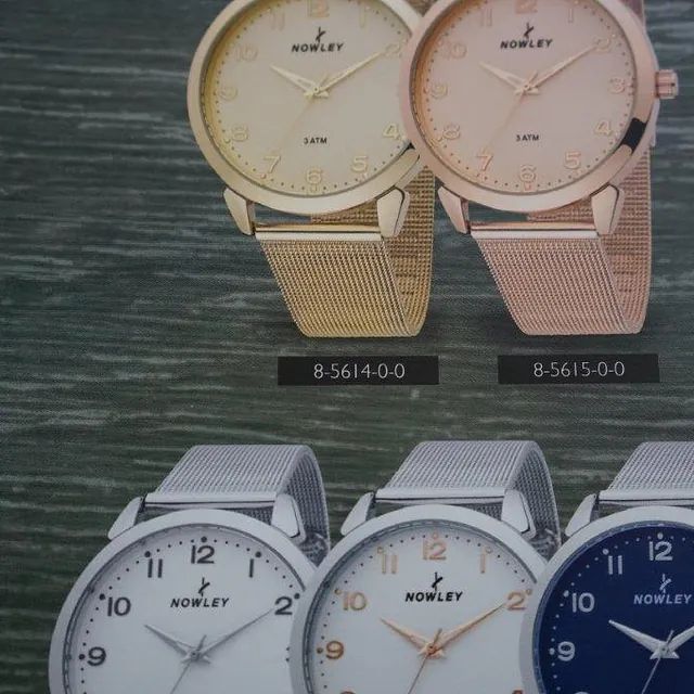 Tres relojes nobles se exhiben sobre una mesa