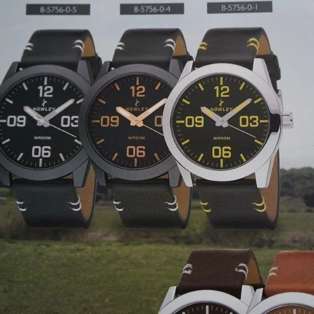 Un grupo de tres relojes con los números 09, 03 y 06 en ellos.