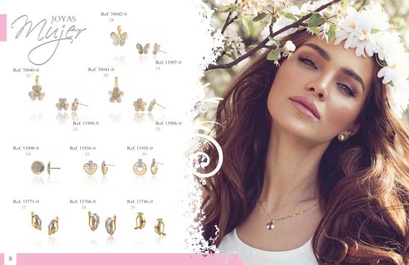 Una mujer con una corona de flores en la cabeza lleva pendientes y un collar.