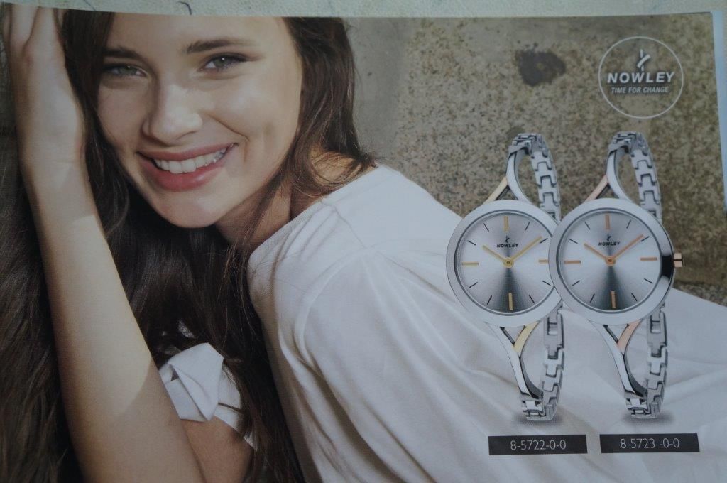 Una mujer sonríe mientras lleva un reloj Rowley.