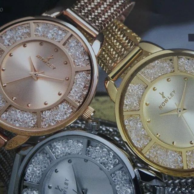 Dos relojes Howley están uno encima del otro.