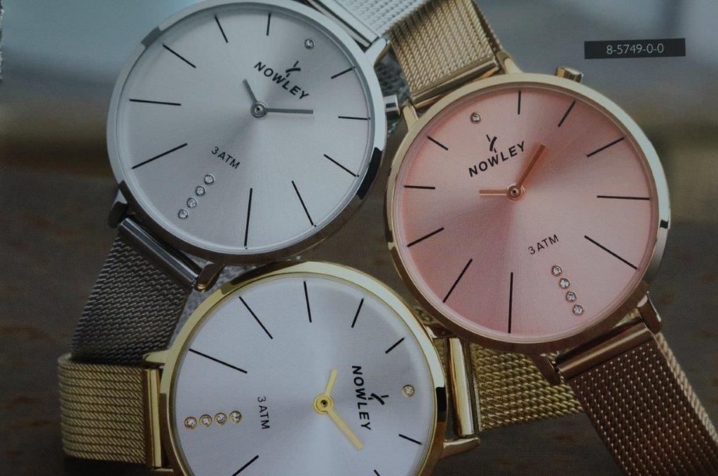 Tres relojes con la palabra monley en ellos