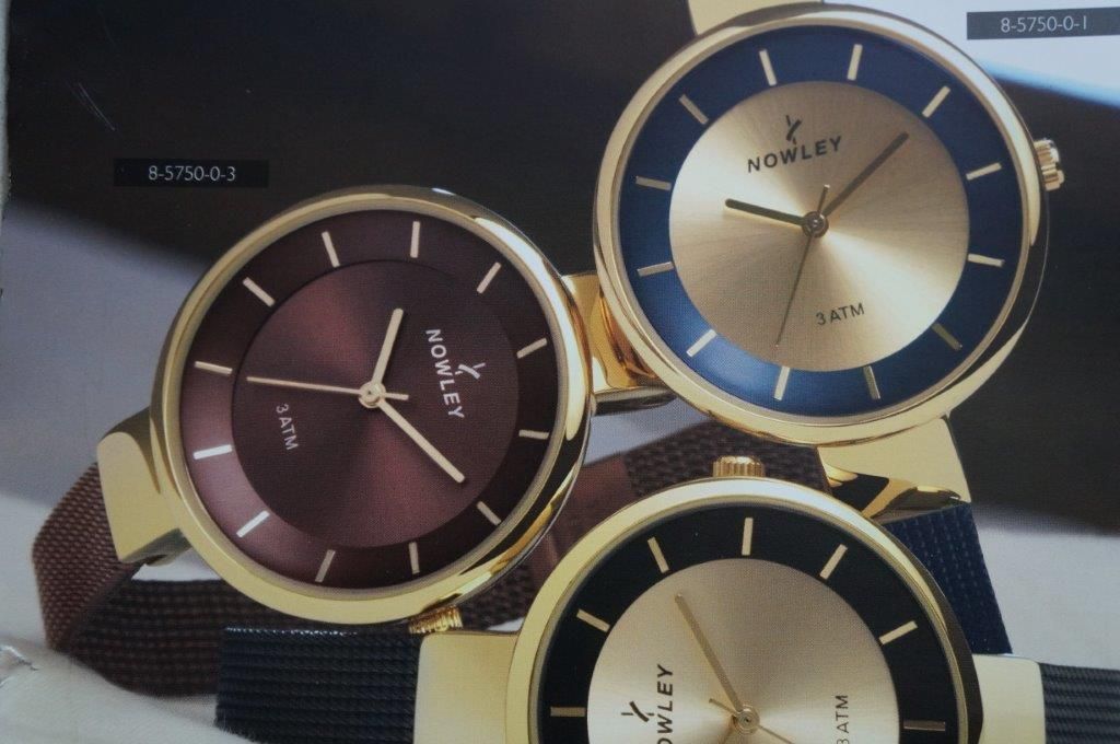 Tres relojes con la palabra howley en ellos