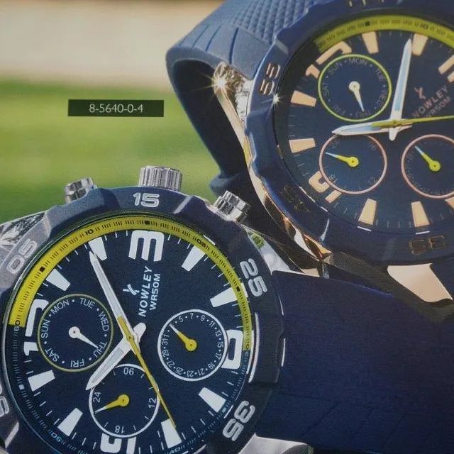 Un par de relojes, uno de los cuales dice 