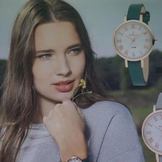 Una mujer lleva un reloj con una correa verde.