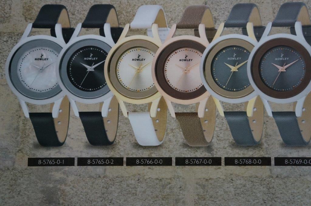 Un montón de relojes están alineados en fila.