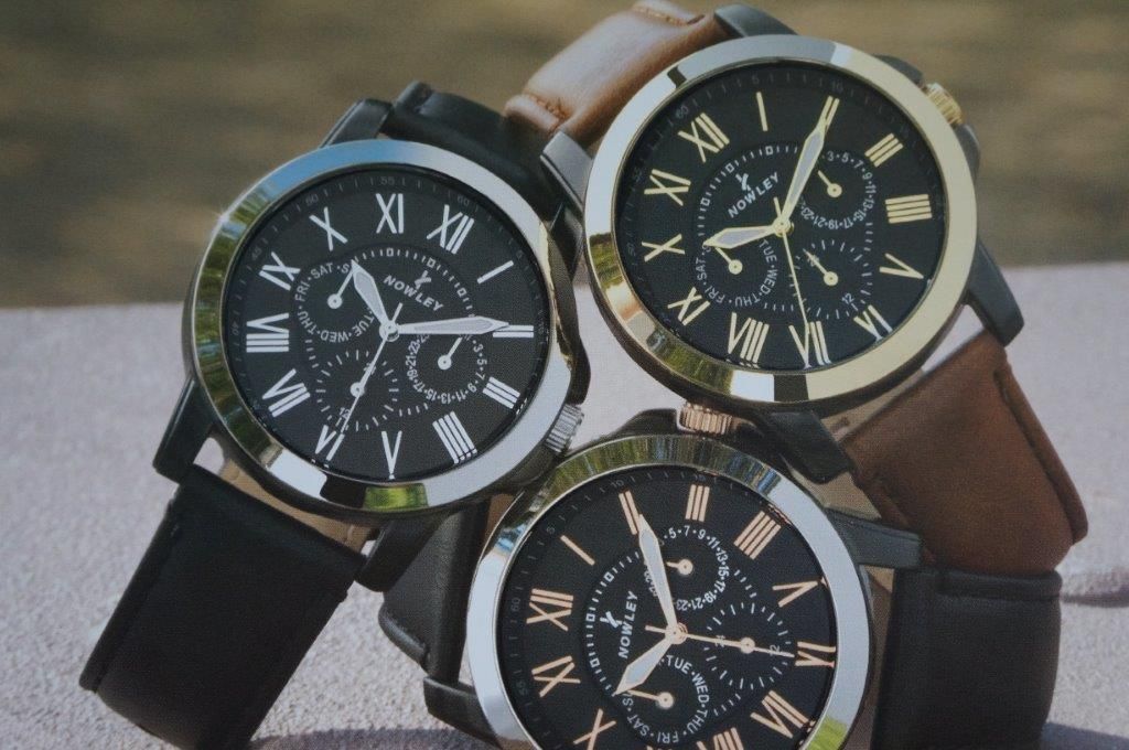 Tres relojes con números romanos están apilados uno encima del otro.