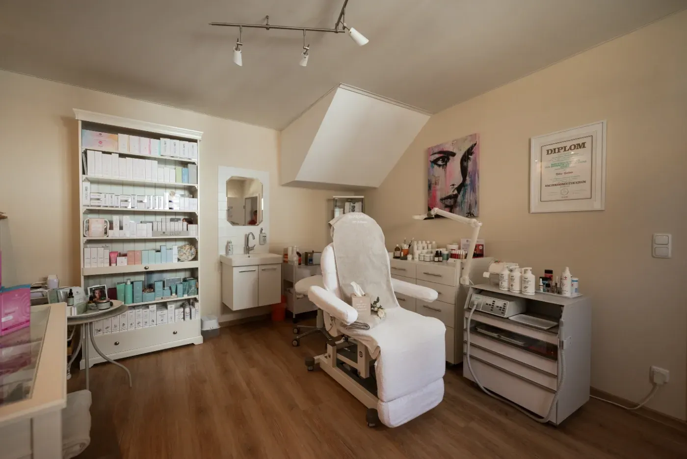 Heller Salonraum mit weißem Behandlungsstuhl, Regalen voller Produkte und Holzboden