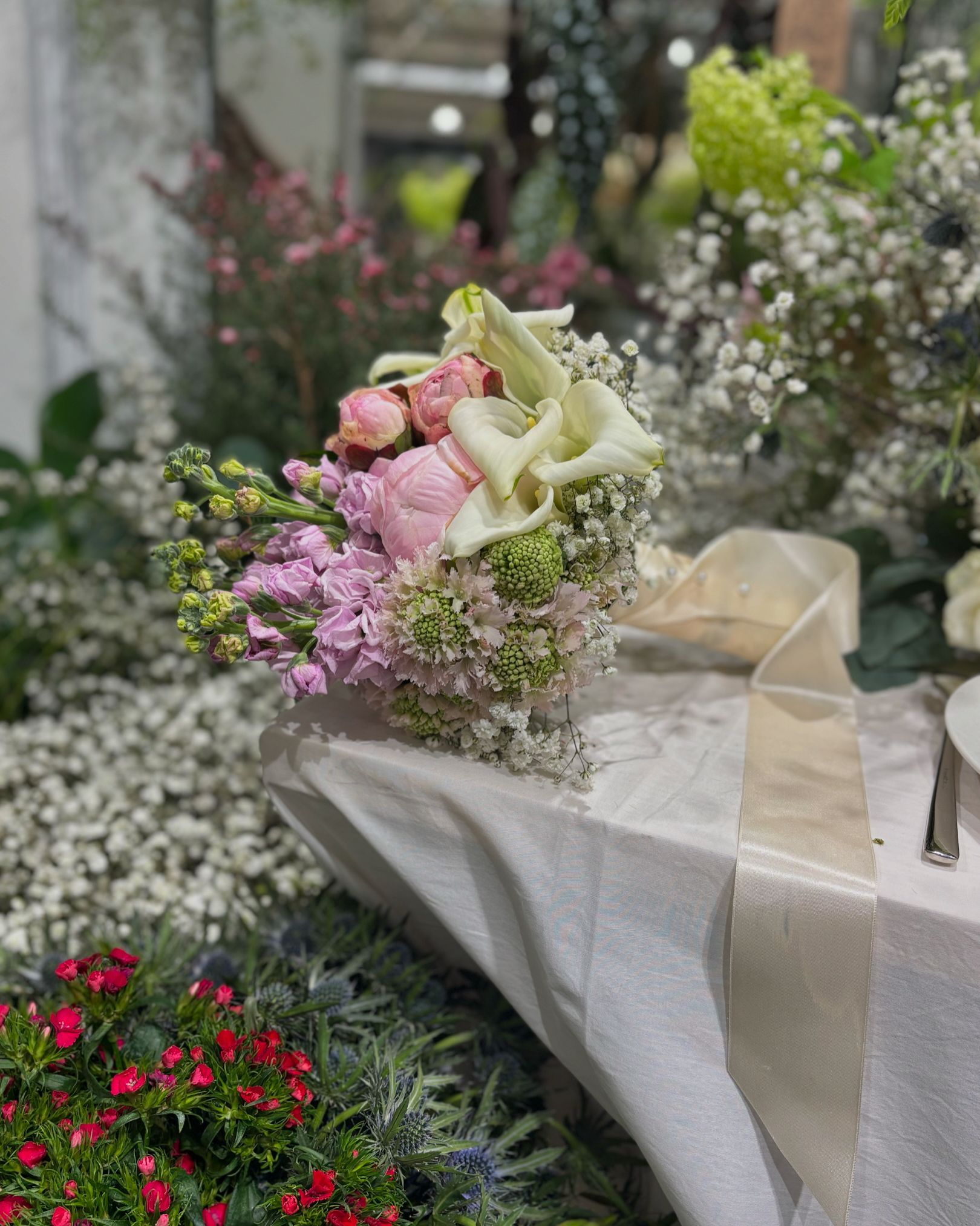 Décoration florale de chemin de table