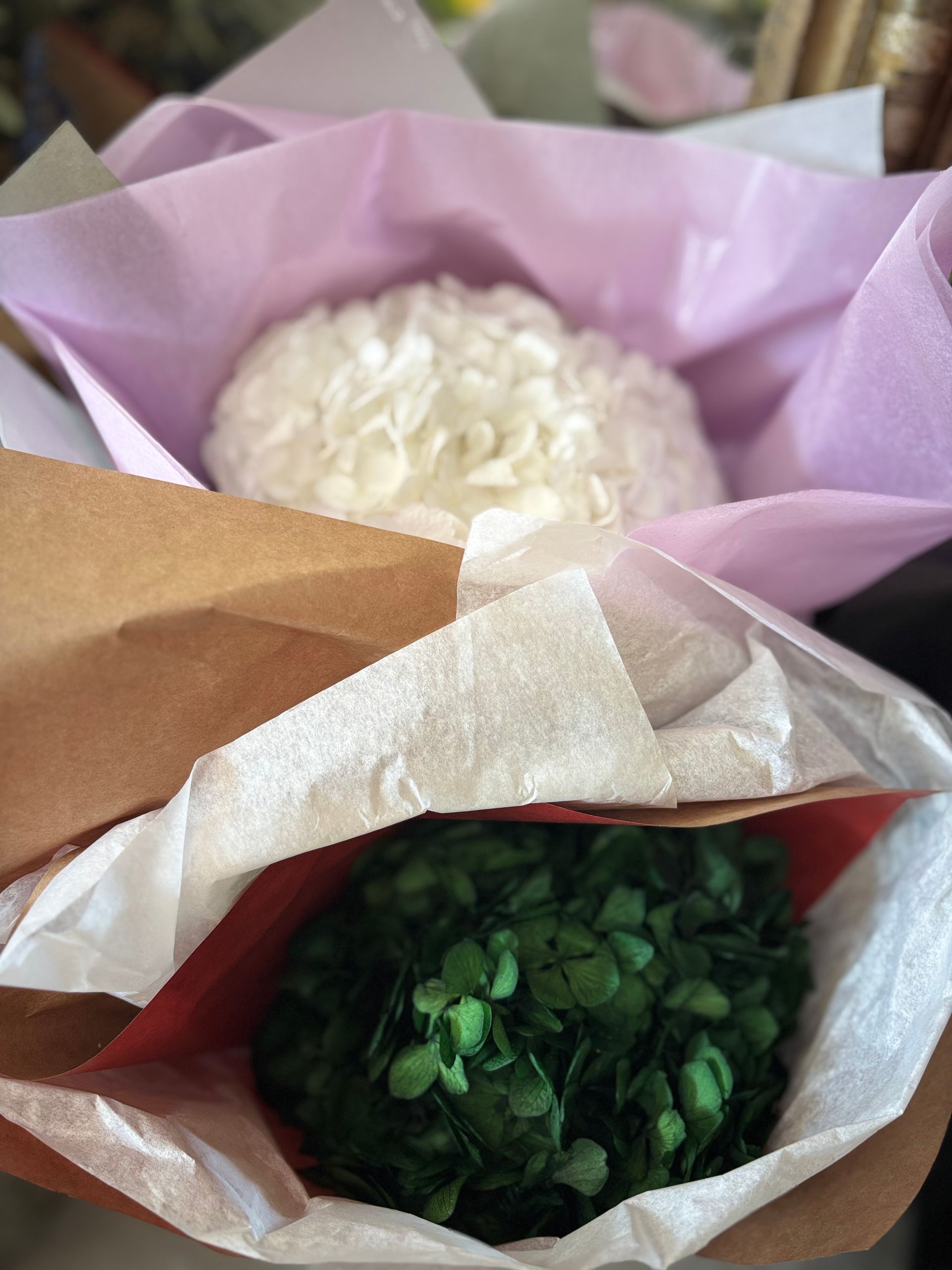 Un bouquet de pivoines et de roses