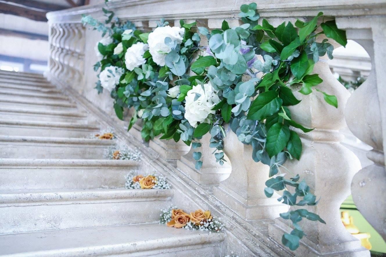 Composition sur une rambarde d'escalier