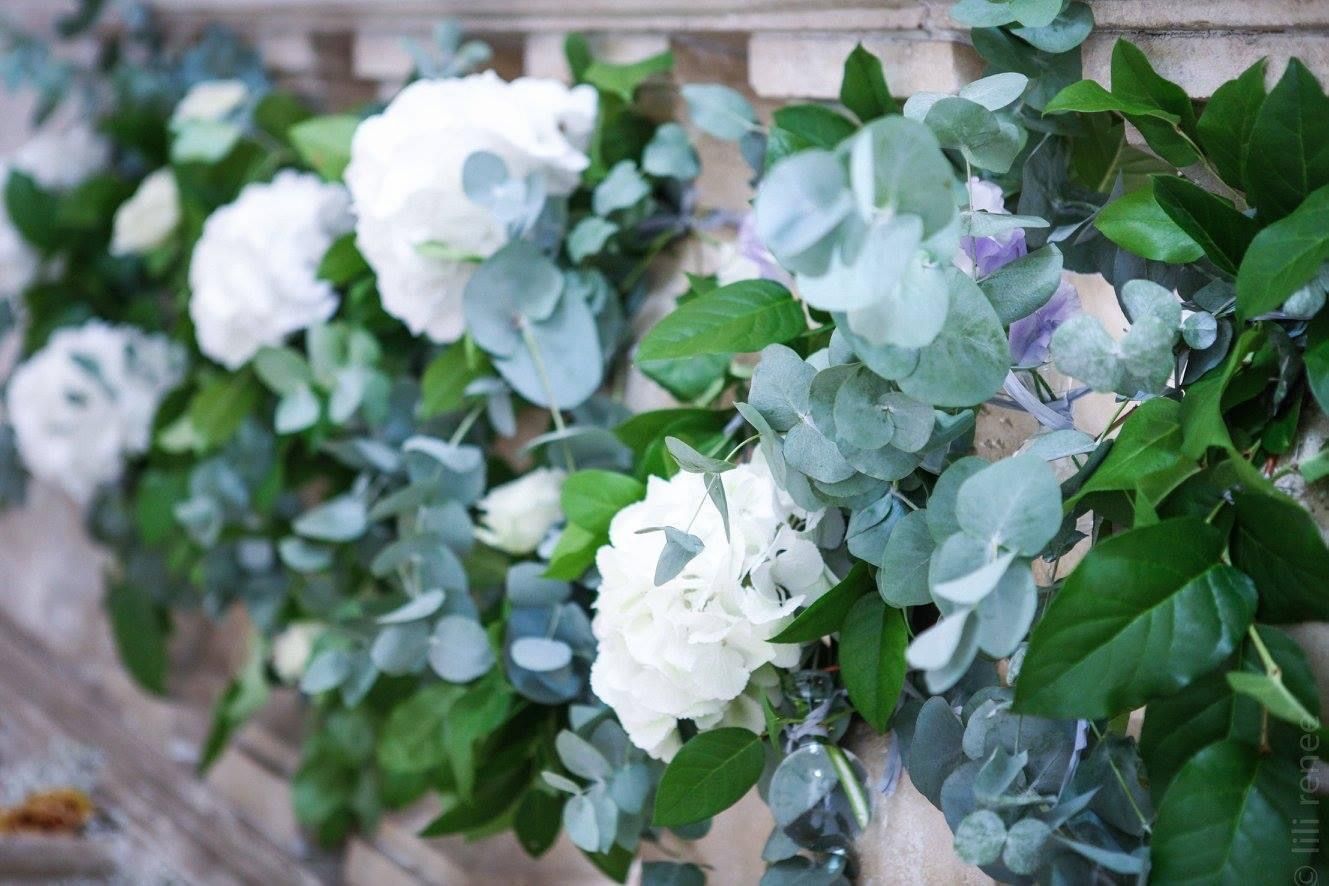 Composition sur une rambarde d'escalier en pierres