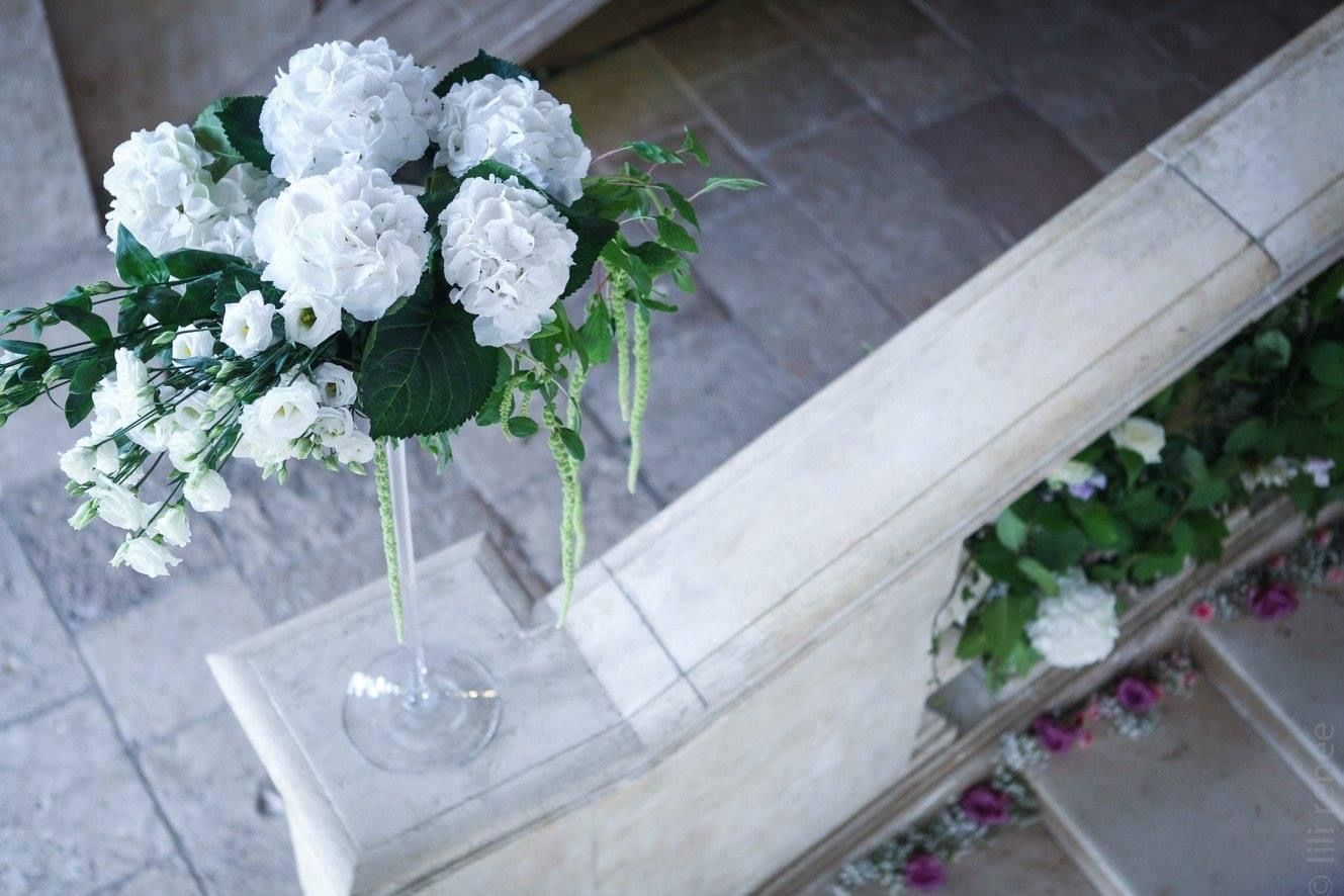 Composition dans un vase haut