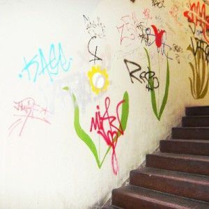 Eine Wand mit Graffiti darauf und Treppen im Hintergrund. Maler Lüscher GmbH