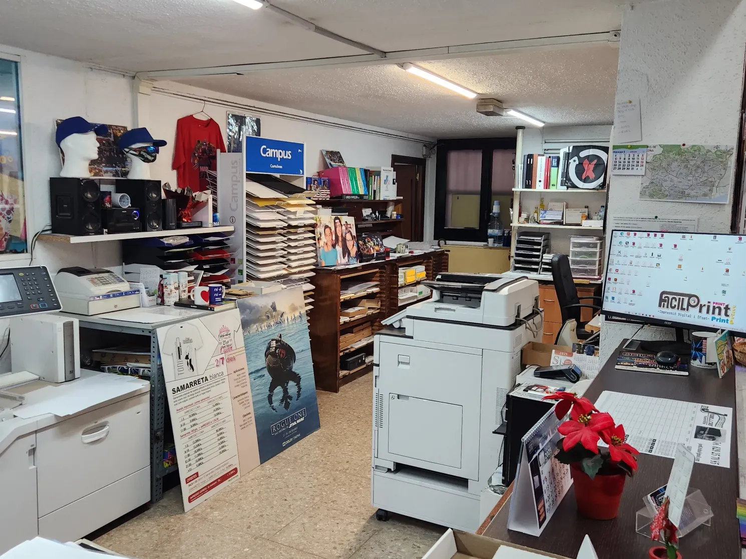 Interior desordenado de una tienda minorista con estantes llenos de mercancía, vitrinas blancas y carteles en las paredes.