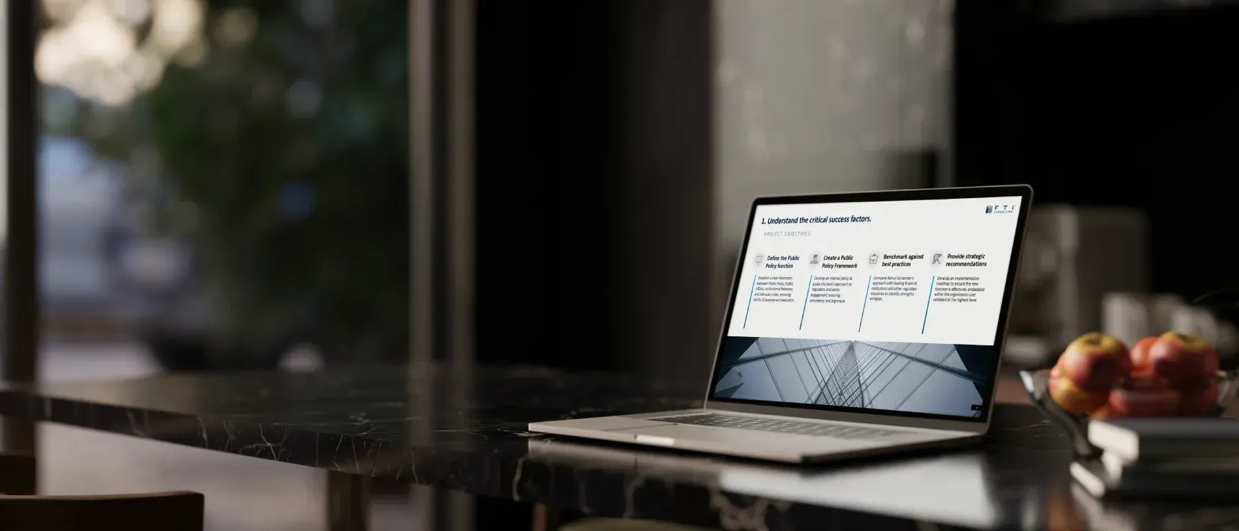 Diapositiva corporativa dise&ntilde;ada en un port&aacute;til