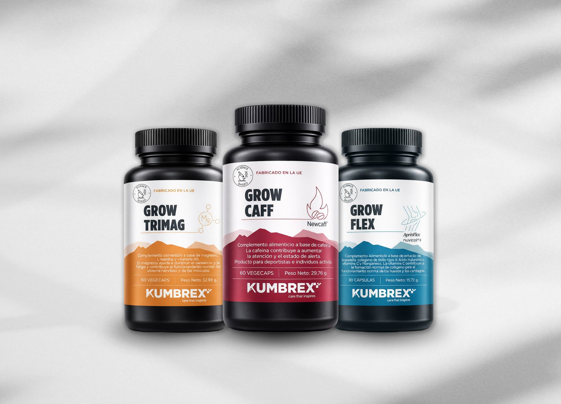 Frasco de GROW CREATINE sobre fondo negro con explosión de polvo dorado detrás.