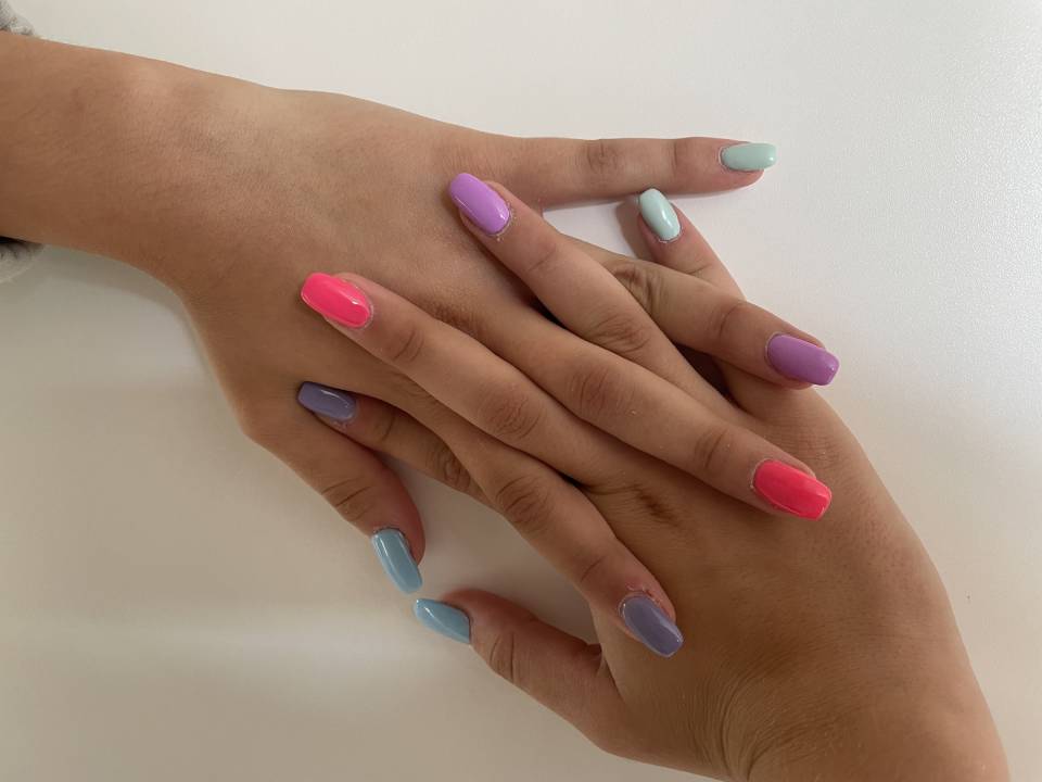 Paarse, blauwe en roze nagels