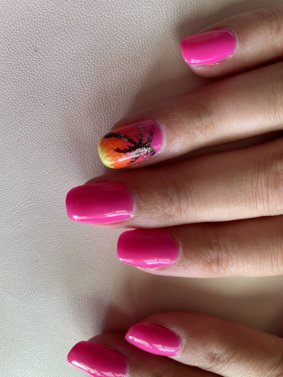 Felroze nagels met palmboom