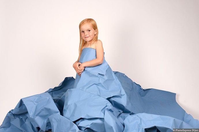 Une petite fille avec une robe bleue