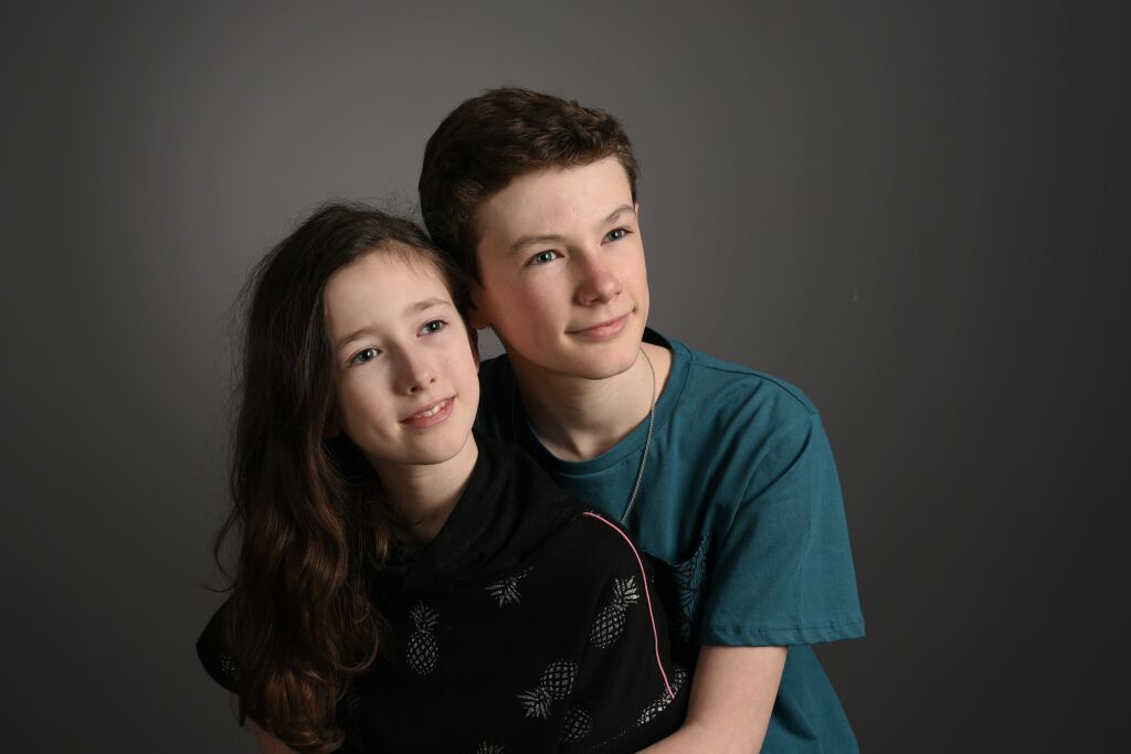 Photo d'un garçon et une fille enlacés