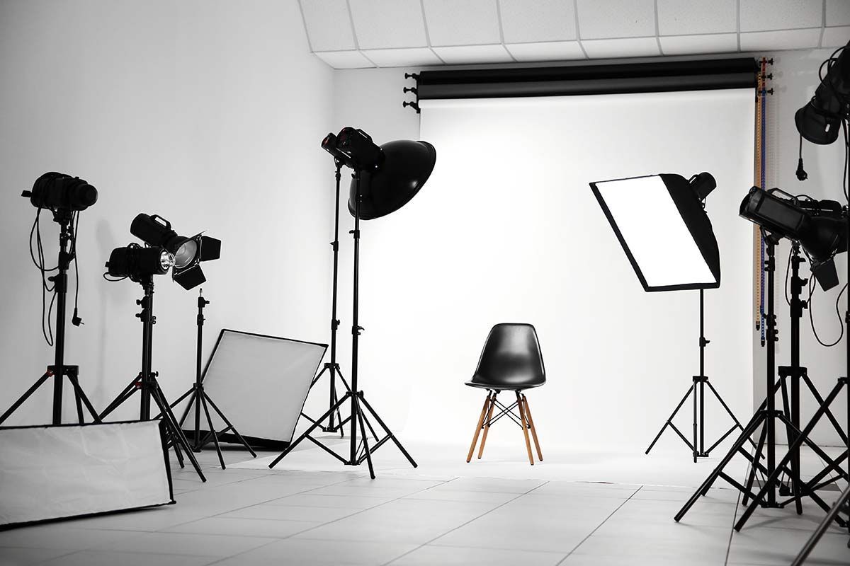 Studio de photographie équipé de spots et de matériel professionnel