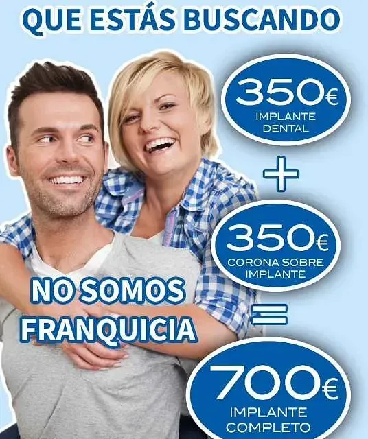 Un hombre y una mujer están parados uno al lado del otro con un cartel que dice que estás buscando