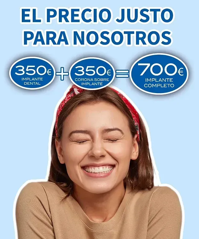 Una mujer sonríe con los ojos cerrados frente a un cartel que dice el precio justo para nosotros.