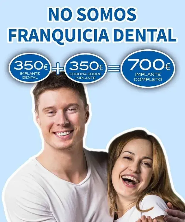 Un hombre y una mujer están parados uno al lado del otro y sonriendo.