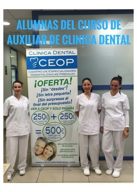Un grupo de mujeres de pie frente a un cartel del CEOP