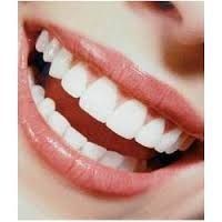 Un primer plano de la sonrisa de una mujer con dientes blancos.