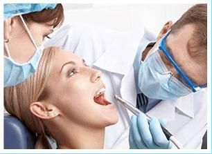 Una mujer está siendo examinada por un dentista.