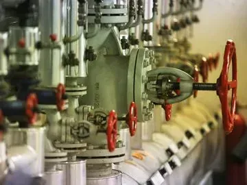 Industrierohre und -ventile mit roten und grauen Bauteilen.