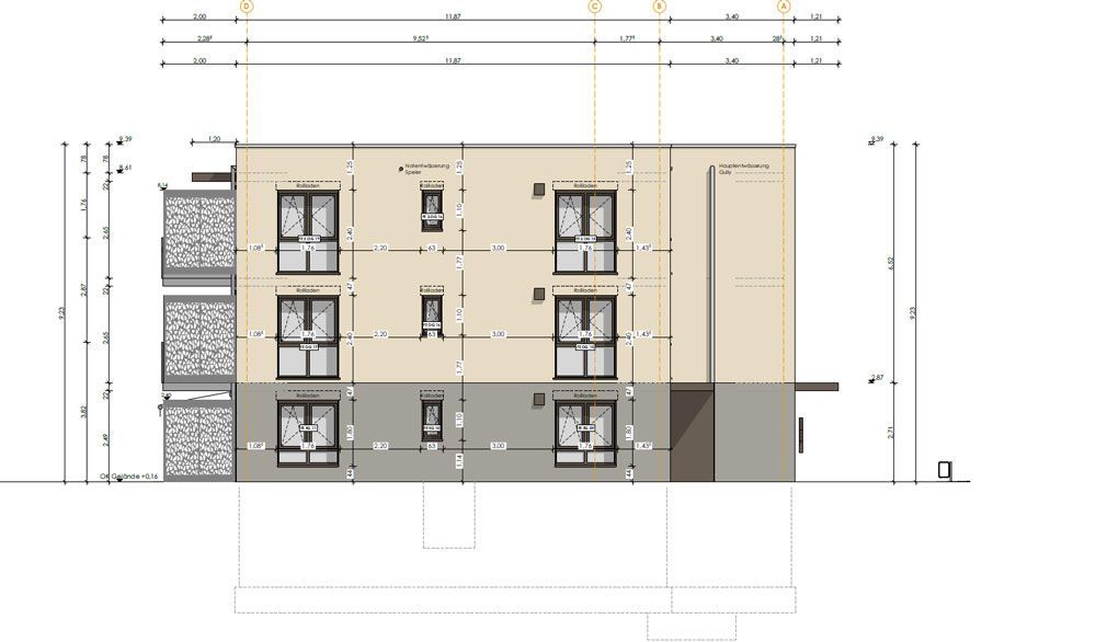 Architektonische Ansicht eines dreistöckigen Gebäudes mit Fenstern, Balkonen und einer Tür in Beige- und Grautönen.