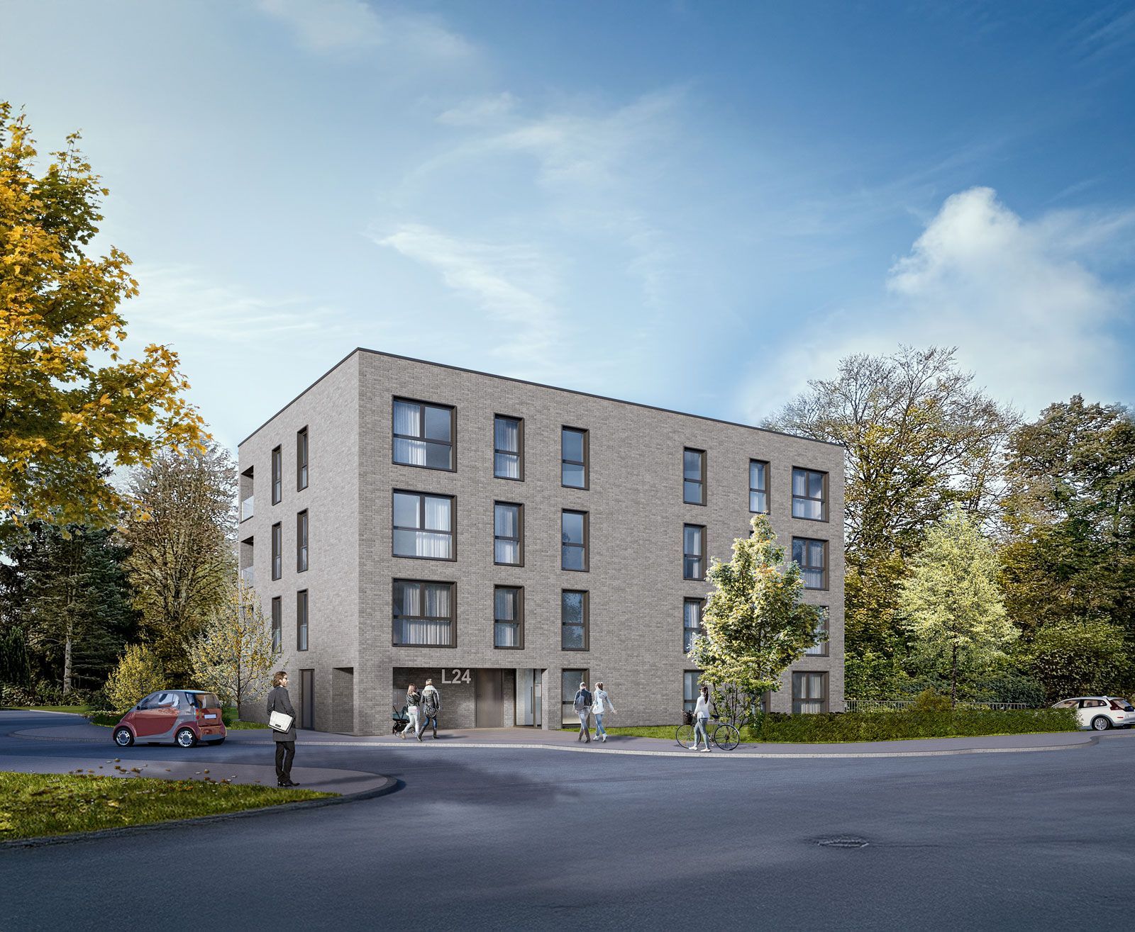 Modernes Backstein-Mehrfamilienhaus mit vielen Fenstern. Fußgänger gehen davor entlang, Autos parken auf der Straße, im Hintergrund sind Bäume zu sehen.