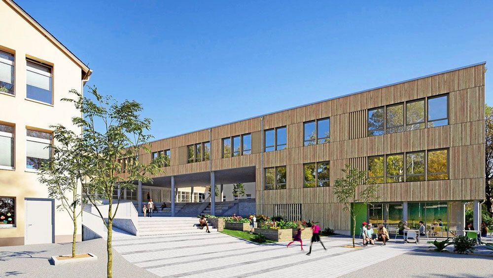 Schulfassade mit Holzverkleidung, spielende Schüler, offener Innenhof.