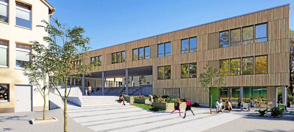 Modernes Schulgebäude mit Holzfassade, offenem Gehweg und Menschen im Innenhof.