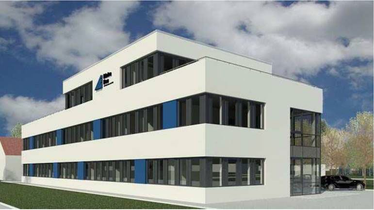 Modernes dreistöckiges weißes Bürogebäude mit blauen Akzenten, dunkel gerahmten Fenstern und einem Logo im obersten Stockwerk.