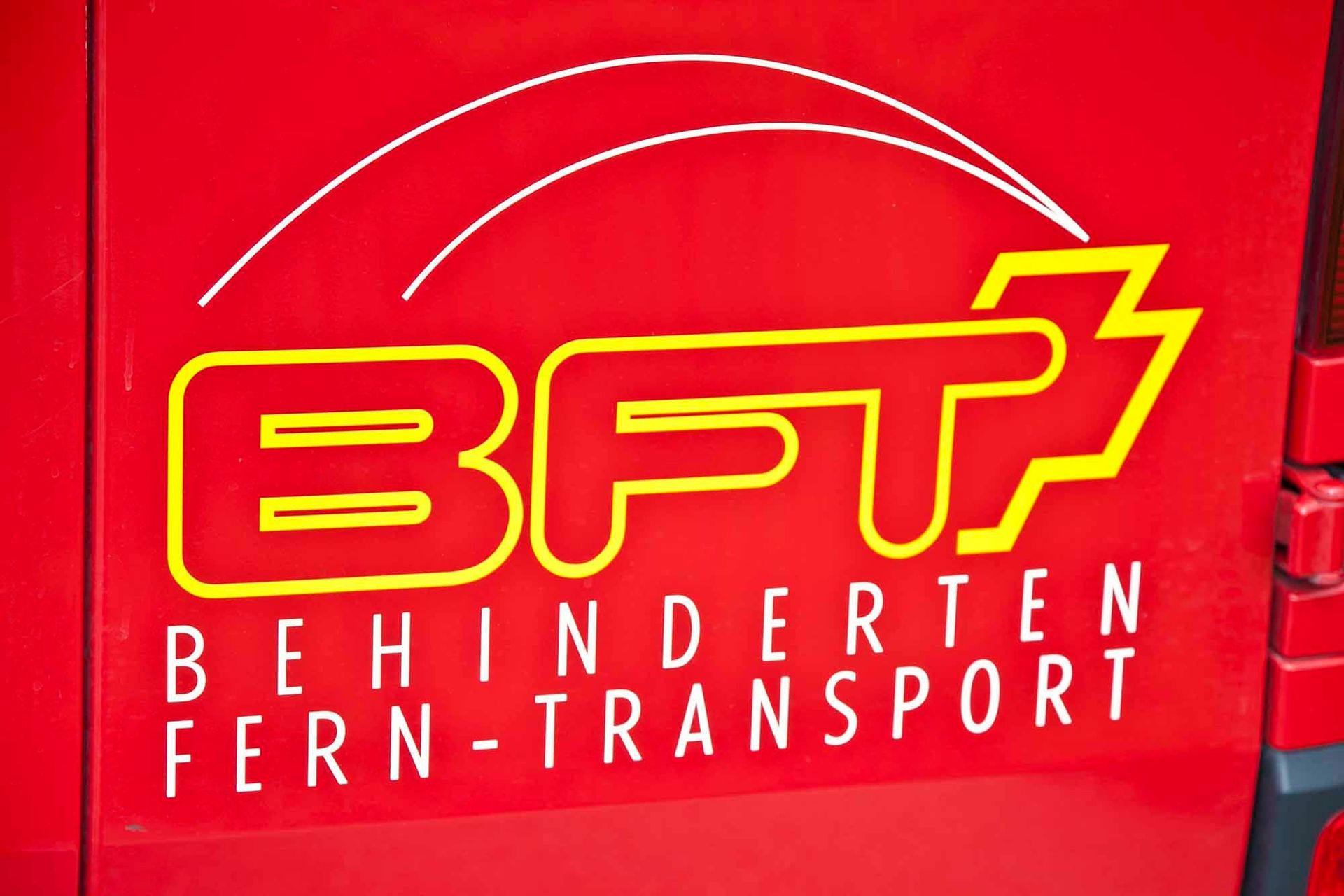 Fahrzeug Nahansicht - BFT Behinderten-Fern-Transport