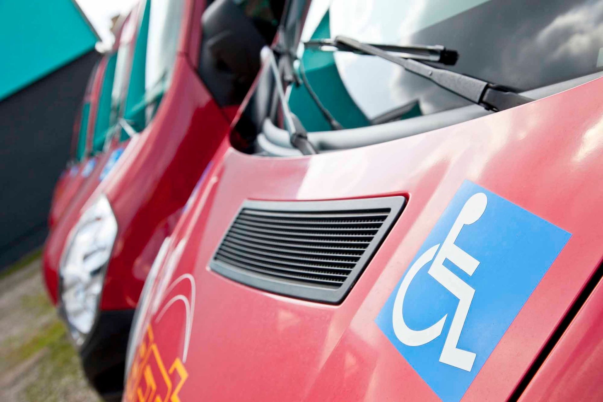 Fahrzeug Nahansicht - BFT Behinderten-Fern-Transport