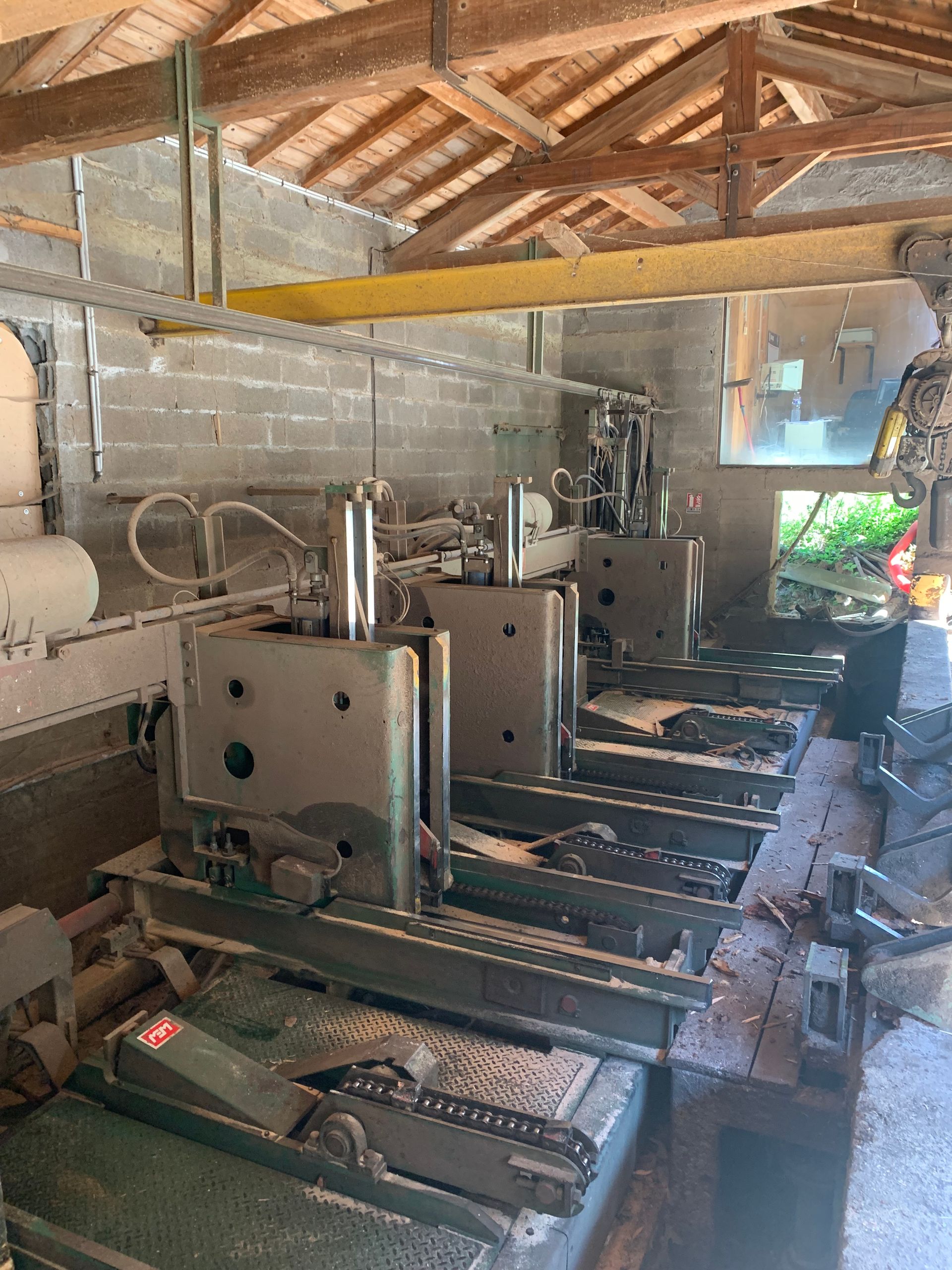 Une machine de sciage