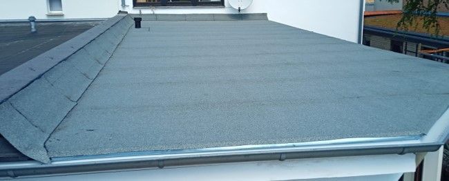 Eine Nahaufnahme eines Dachs mit einer Dachrinne.