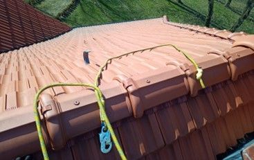 Ein fertiges Dach von oben fotografiert.